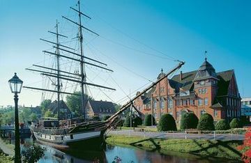 Papenburg: zeilschip voor het stadhuis